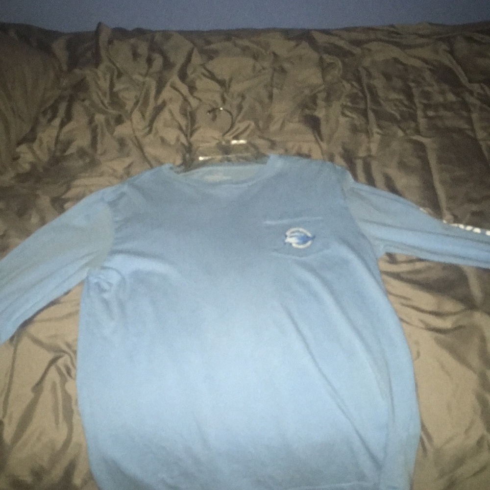 Vineyard Vines long sleeve tshirt w/ fish on back.